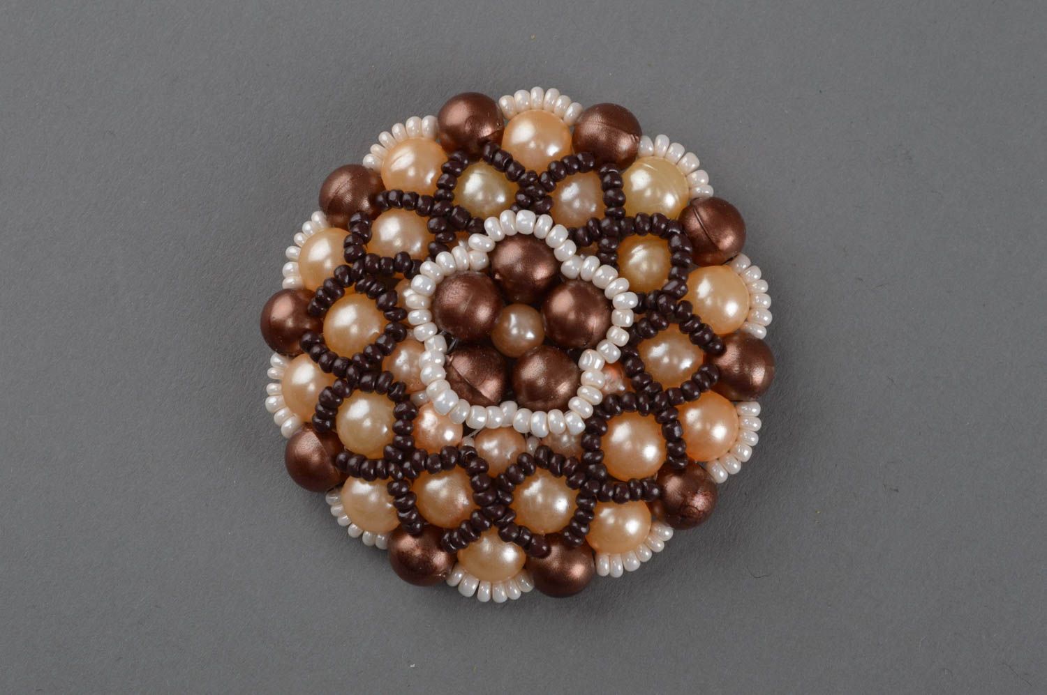 Broche ronde marron beige en perles de rocaille et perles d'imitation faite main photo 2