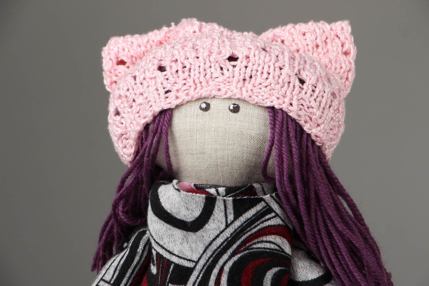 Кукла в вязаной шапке  фото 2