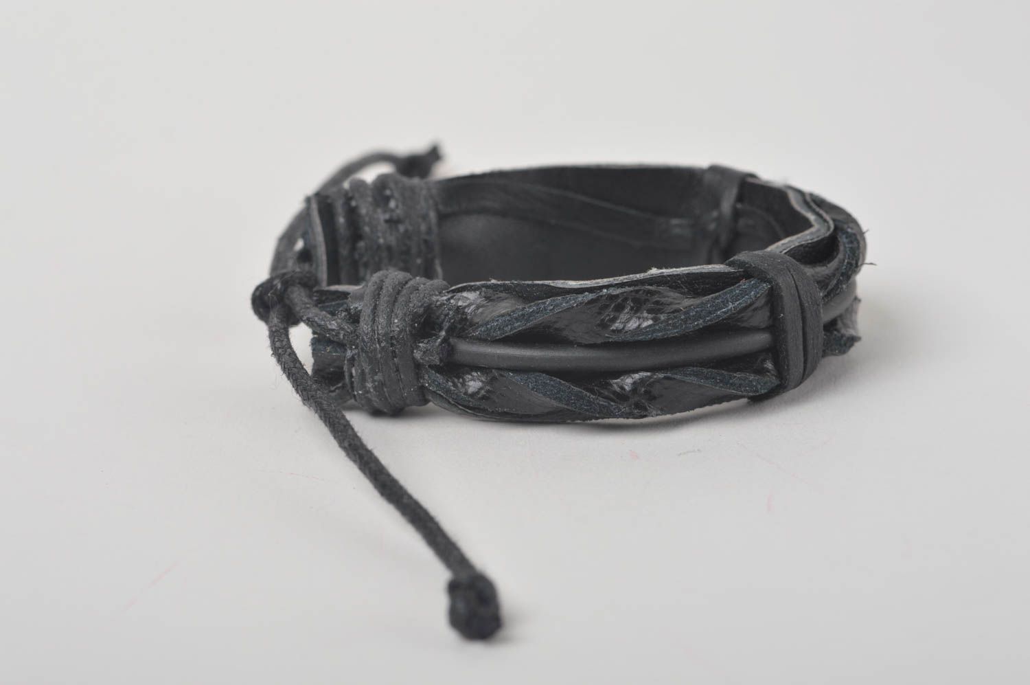 Bracelet cuir Bijoux fait main noir original et stylé Accessoire cuir beau photo 2