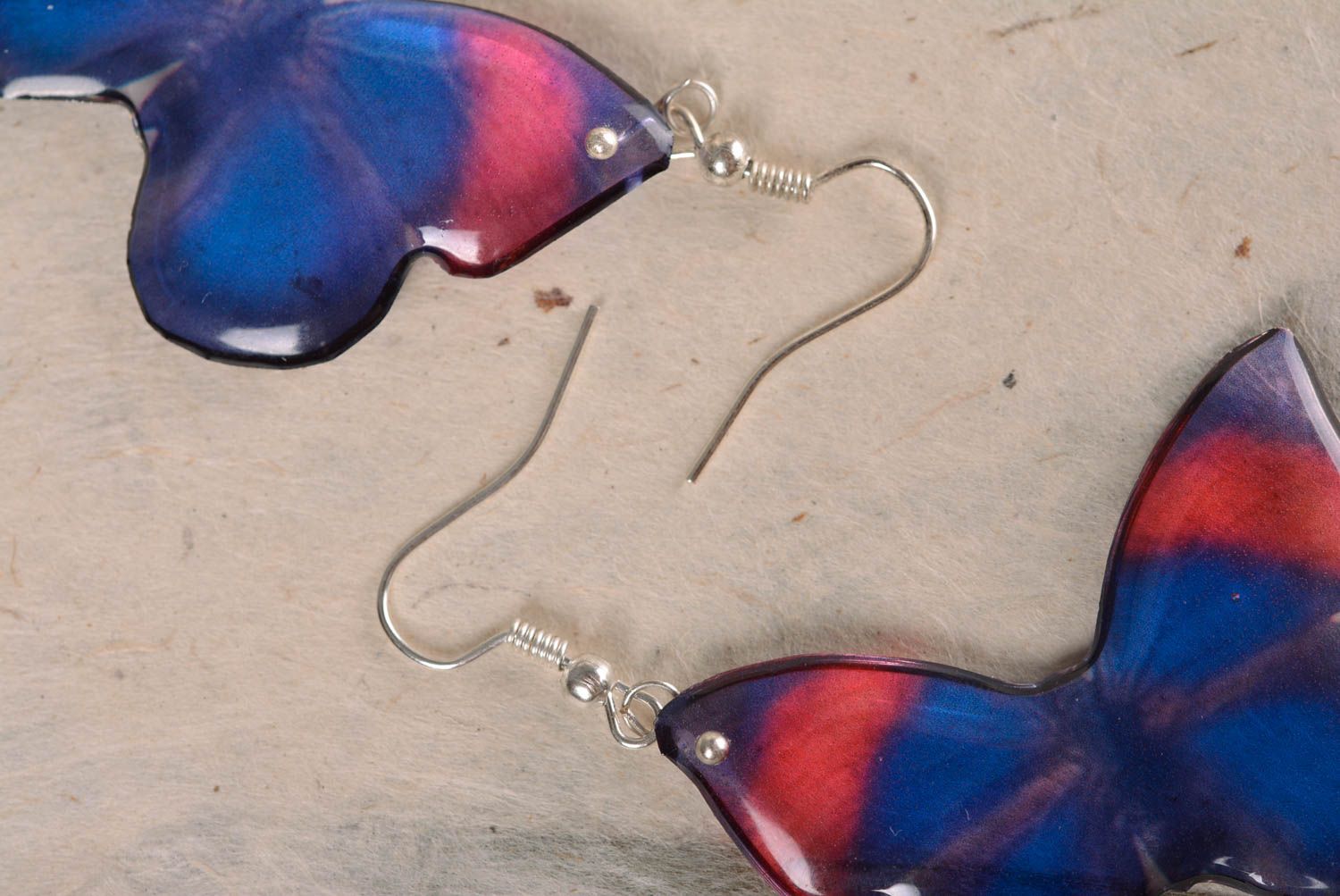Красивые серьги бабочки из эпоксидной смолы ручной работы синие с розовым фото 5