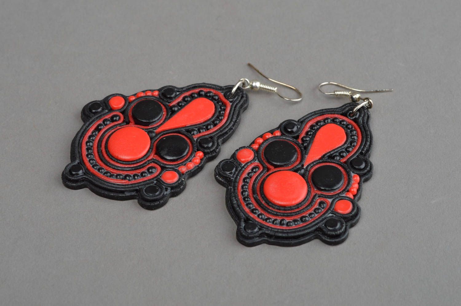 Rot schwarze handgemachte Ohrringe mit Anhängern mit Soutache Ornament für Damen foto 2