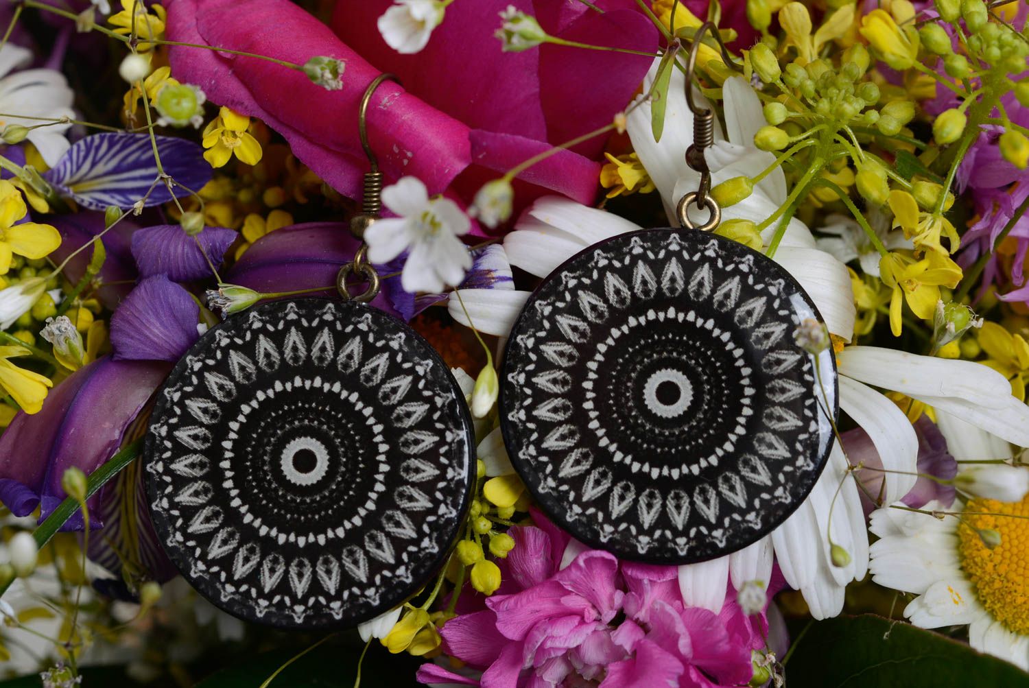 Schwarze modische gemusterte Ohrringe aus Polymer Ton handmade Schmuck für Frau foto 1