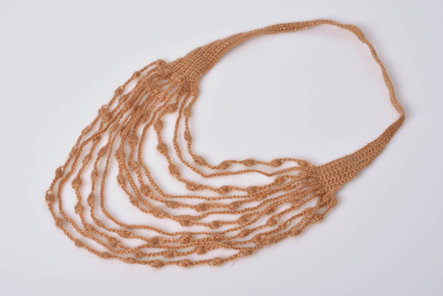Collier multirangs tricoté au crochet original fait main beige en demi-laine photo 2
