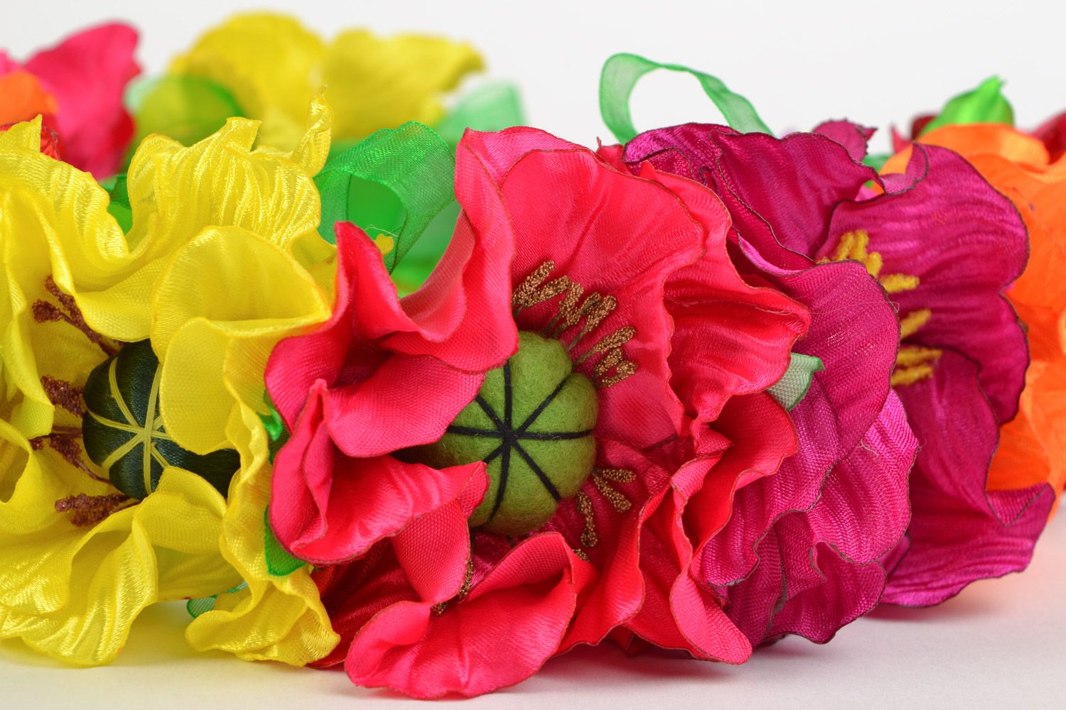 Венок на голову из цветов с атласными лентами яркий разноцветный ручная работа фото 4