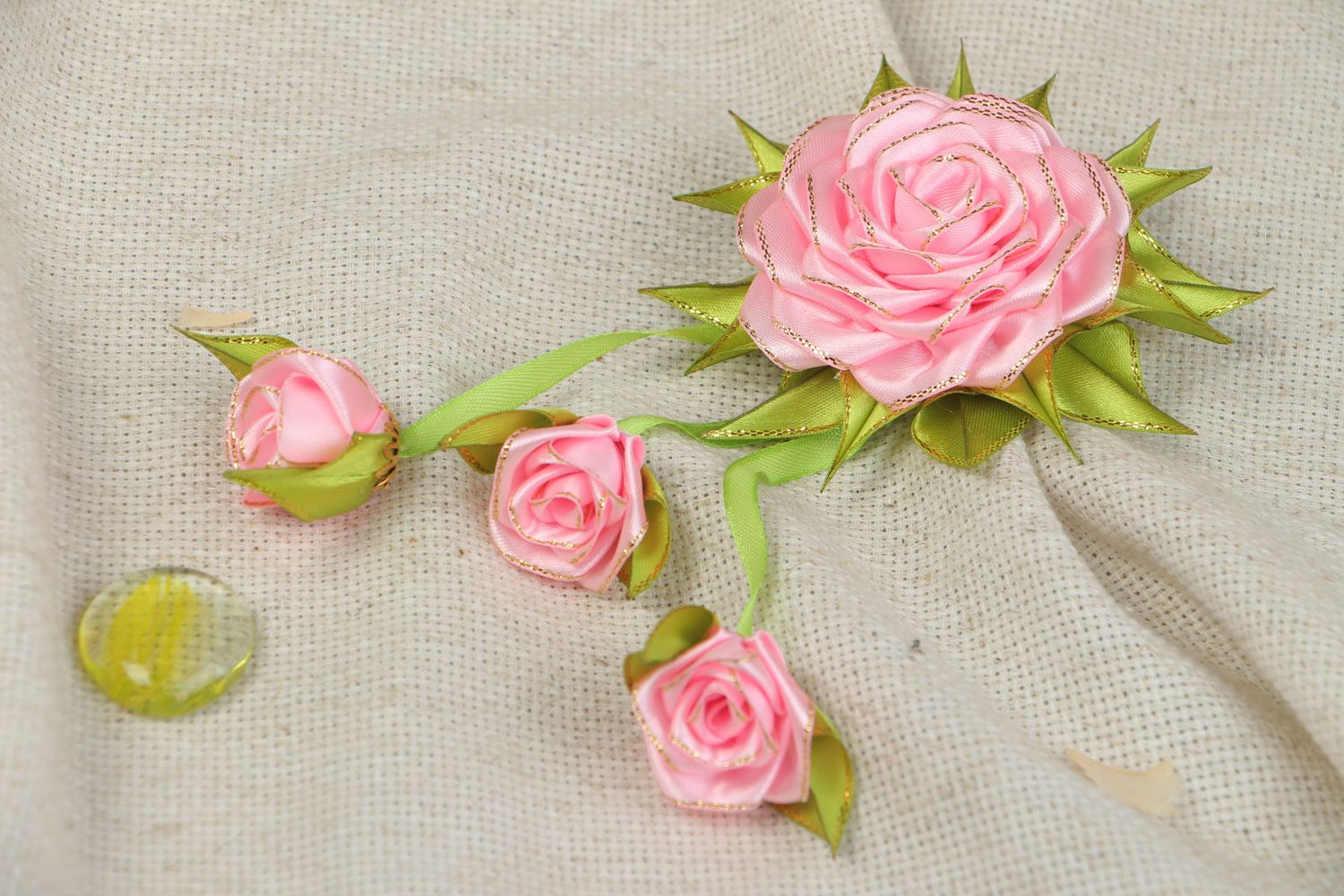 Pinza para el pelo de cintas de raso artesanal en técnica de kanzashi con forma de flores foto 5
