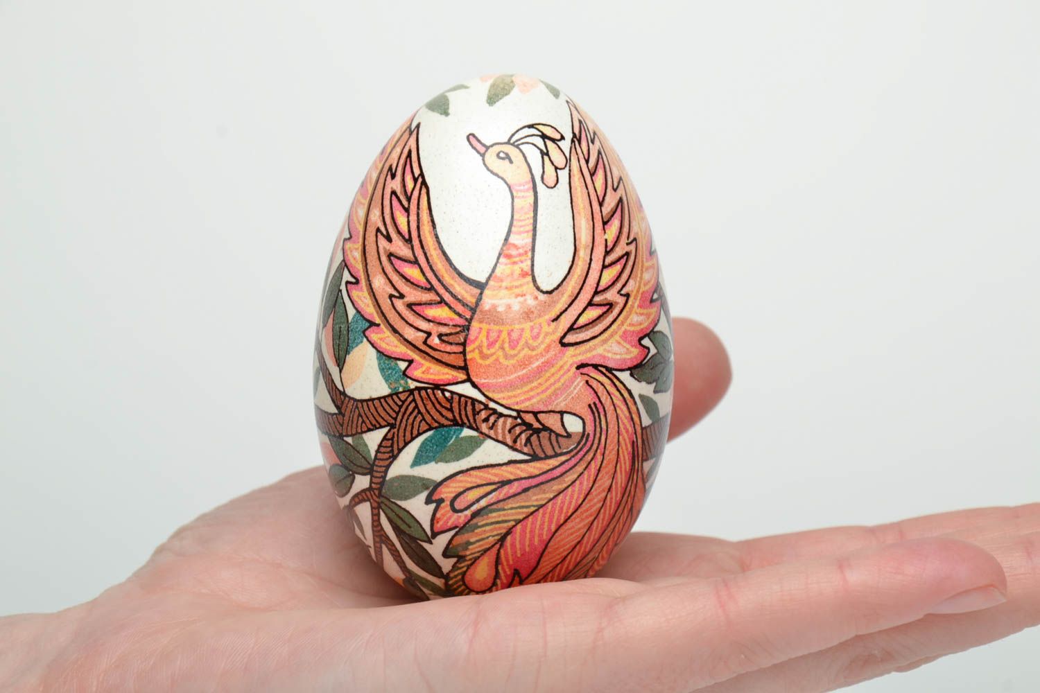Oeuf de Pâques peint technique de cire Pyssanka avec oiseau de feu fait main  photo 5