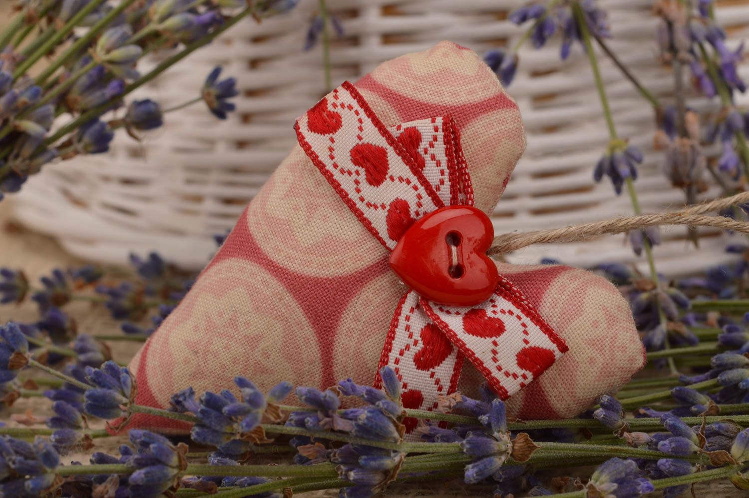 Suspension décorative coeur en tissu faite main rouge originale romantique photo 1