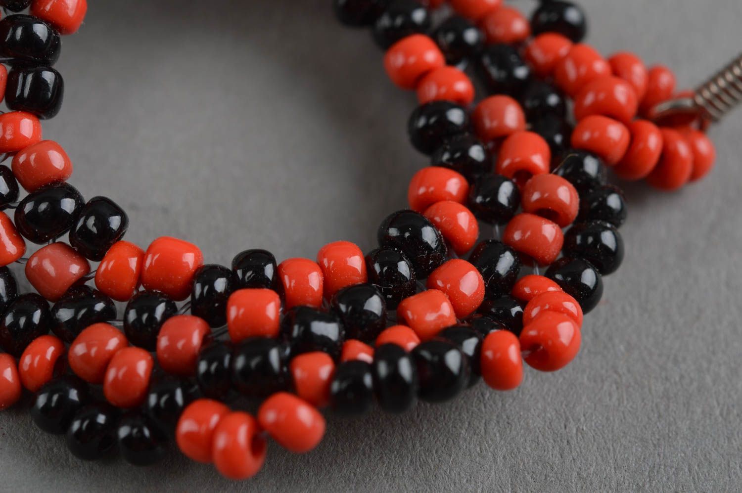 Boucles d'oreilles en perles de rocaille faites main noir et rouge anneaux photo 5