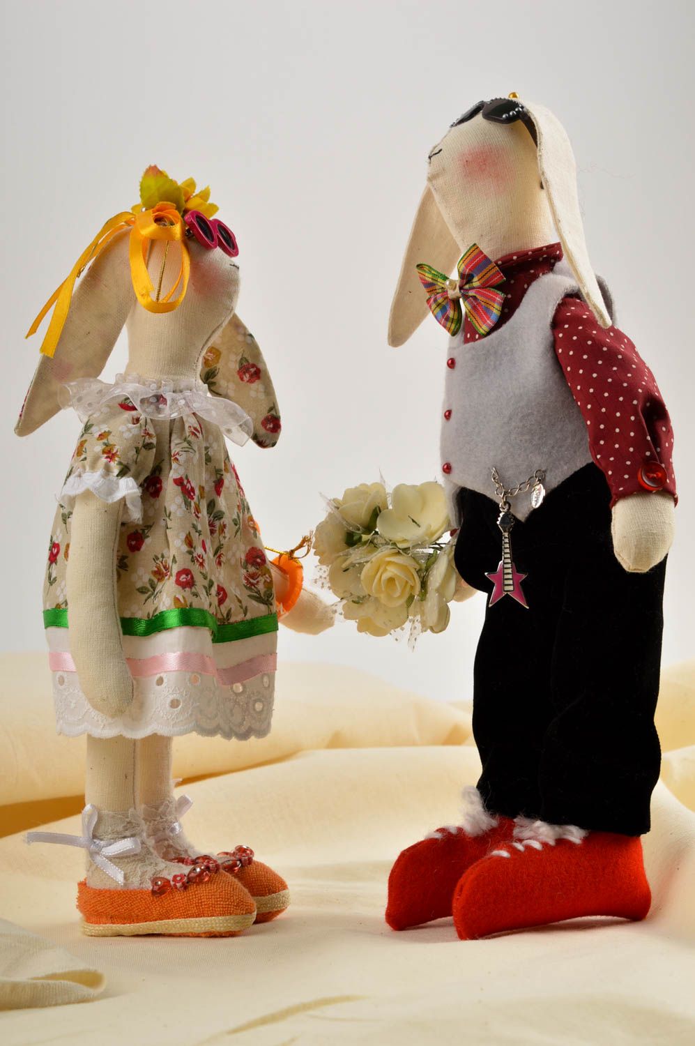 Conejos de peluche hechos a mano juguetes de tela regalos originales para niños foto 1