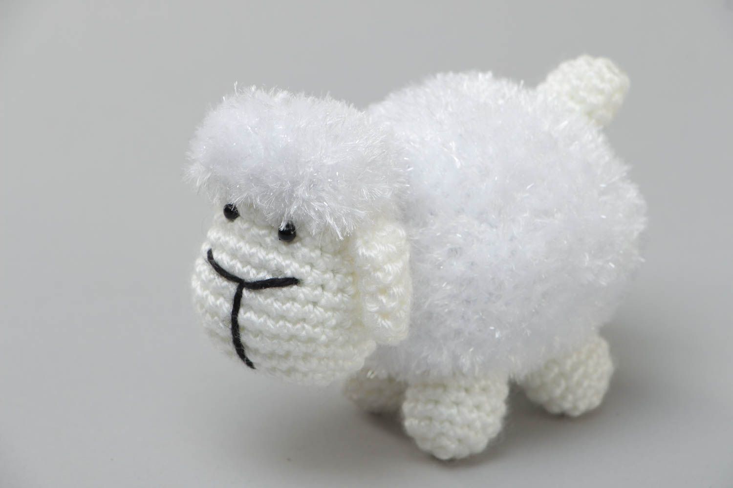 Kleines weißes gehäkeltes Kuscheltier Schaf für Kinder und Interieur foto 2