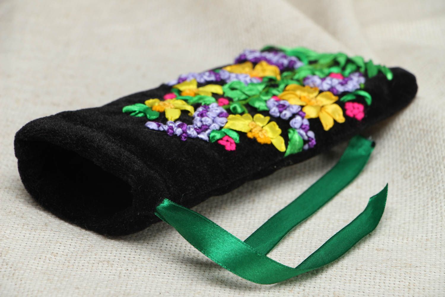 Velor sunglasses case embroidered with ribbons photo 3
