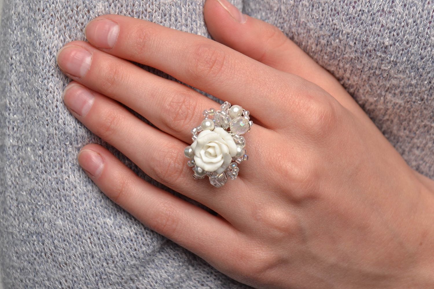 Перстень из полимерной глины в виде бутона белой розы фото 5