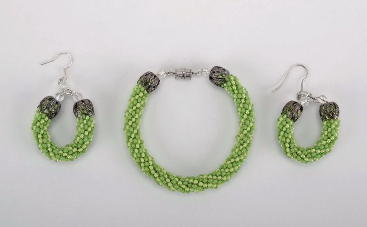 Boucles d'oreilles et bracelet en perles de rocaille vertes  photo 2