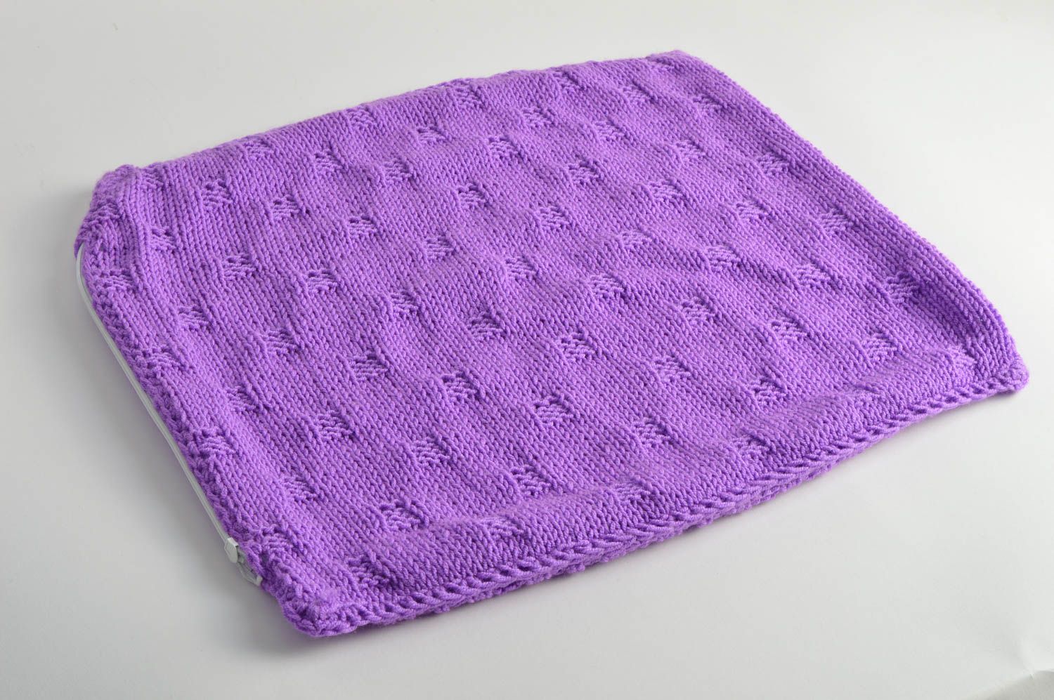 Вязаная наволочка на подушку фиолетовая красивая небольшая стильная хэнд мейд фото 3