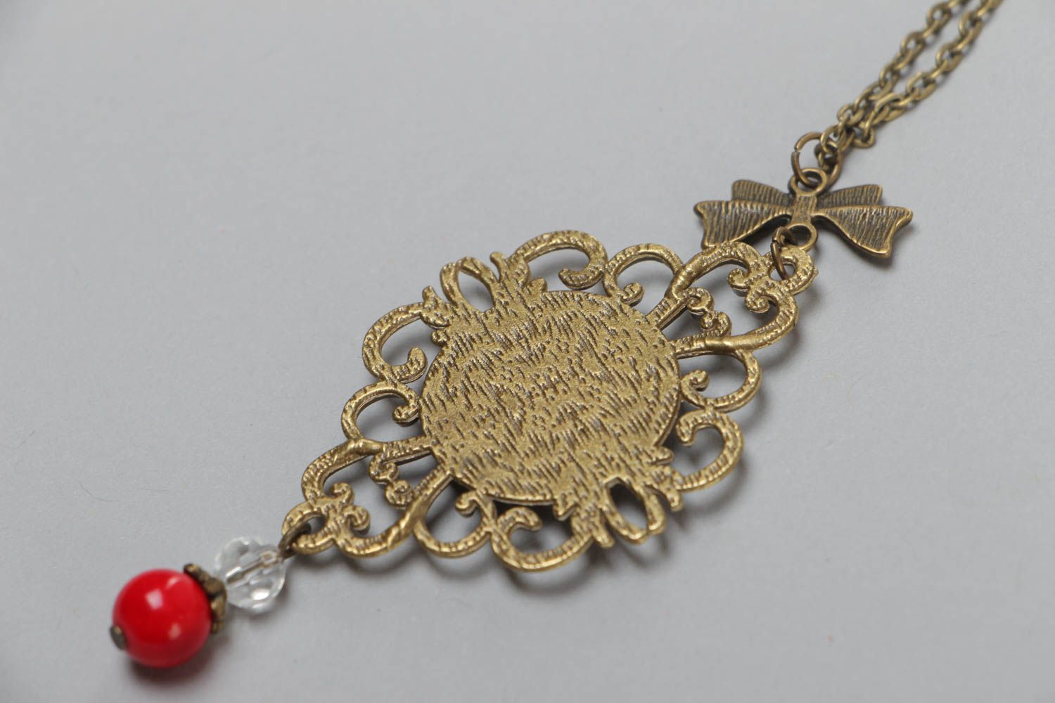 Petit pendentif en résine et métal avec fleur fait main pour femme Pavot photo 4