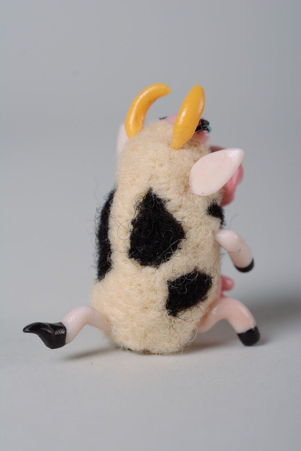 Petit jouet en laine feutrée fait main décoratif original design vache  photo 4