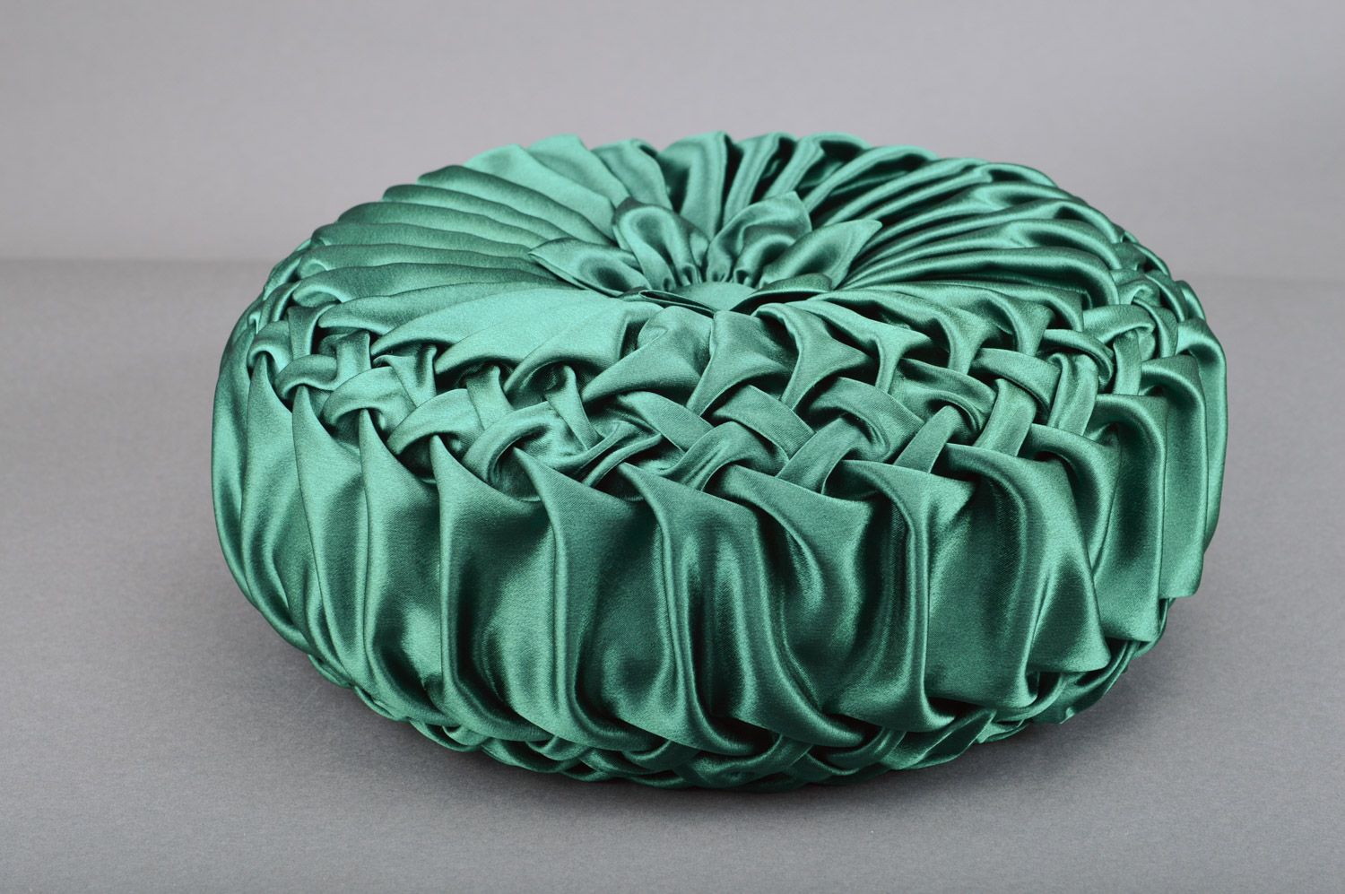 Диванная подушка из креп-сатина ручной работы круглая изумрудного цвета авторская фото 1