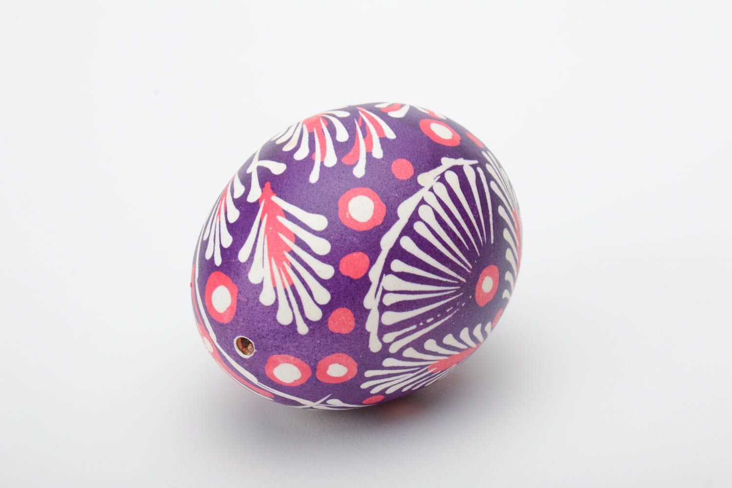 Huevo pintado arteanal en la técnica lemkivska con ornamentos de colores blanco y violeta foto 2