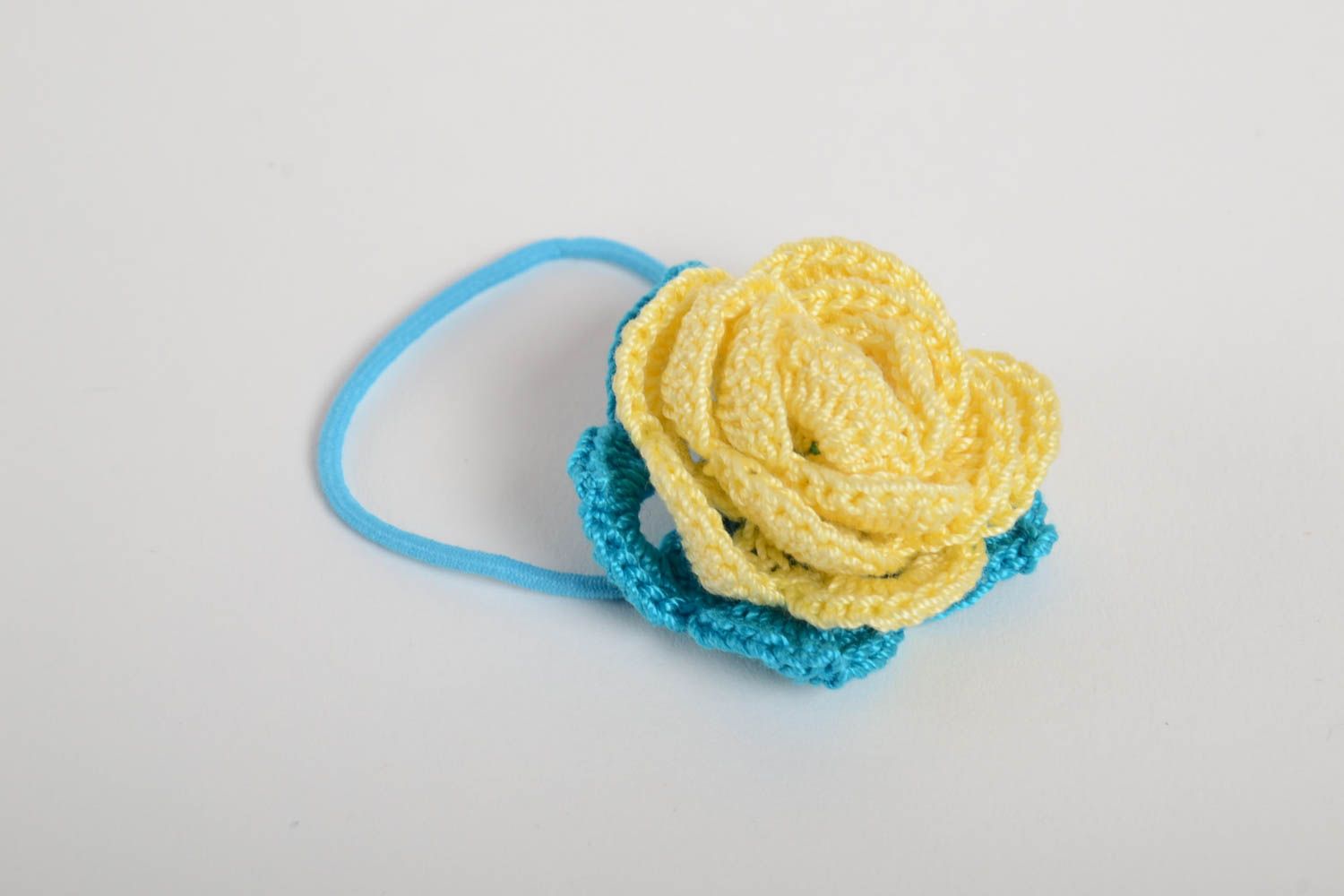 Яркая вязаная крючком резинка для волос в виде желто голубого цветка хэнд мэйд  фото 2