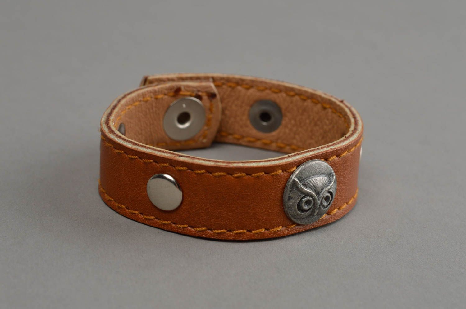 Стильный красивый браслет из натуральной кожи ручной работы Сова на коричневом фото 2