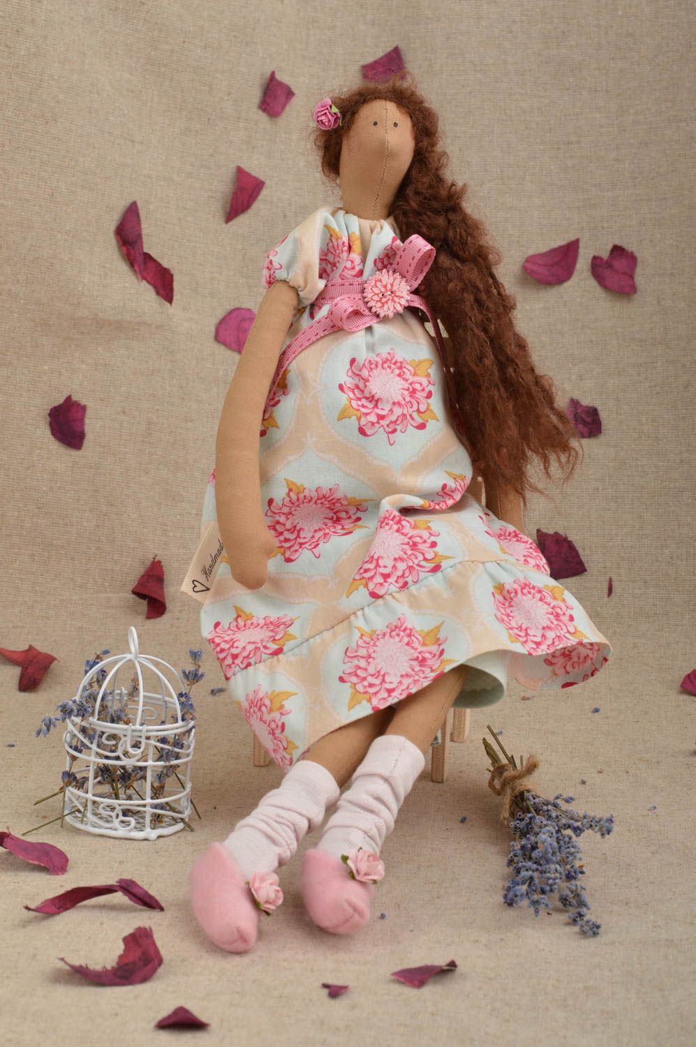 Bambola bella in stoffa fatta a mano pupazzo tessile originale decorativo
 foto 1