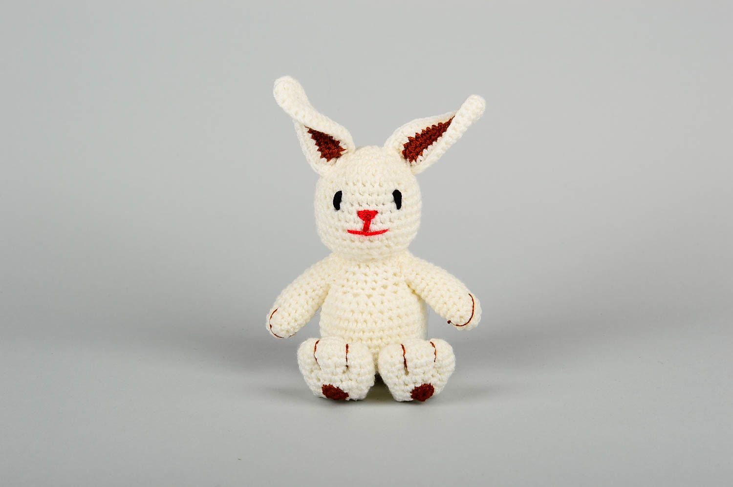 Jouet lapin blanc fait main Peluche tricot coton au crochet Déco chambre photo 1
