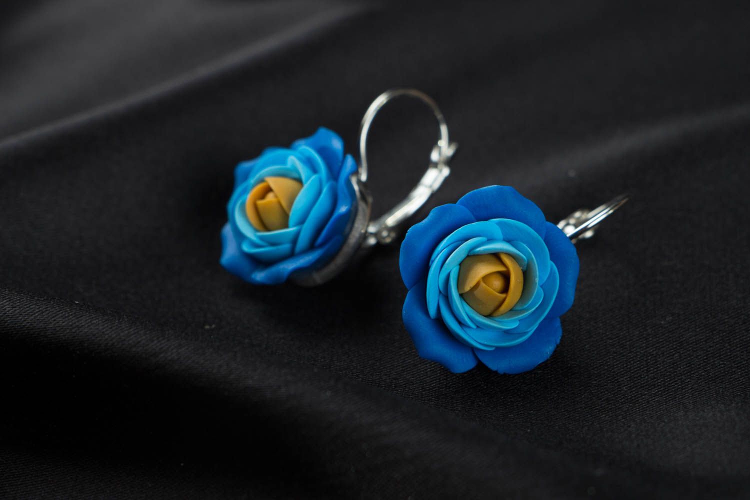 Blaue Blumen Ohrringe aus Polymerton  foto 2