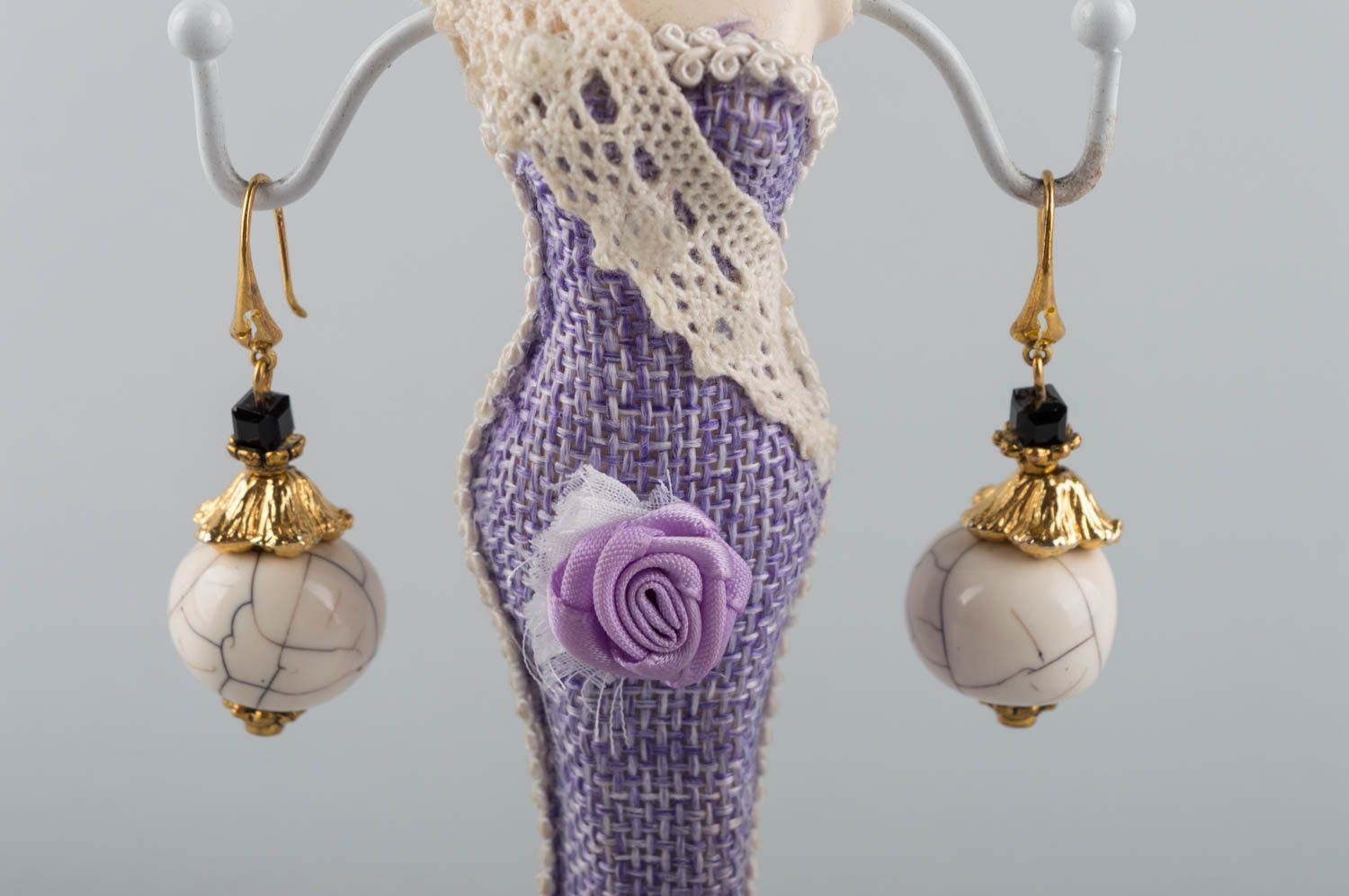 Серьги из говлита ручной работы с латунью красивые женские с подвесками фото 1