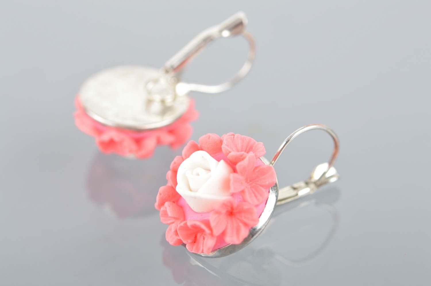 Rote schöne handgemachte Ohrringe aus Polymerton mit Anhängern schöne Blumen foto 5