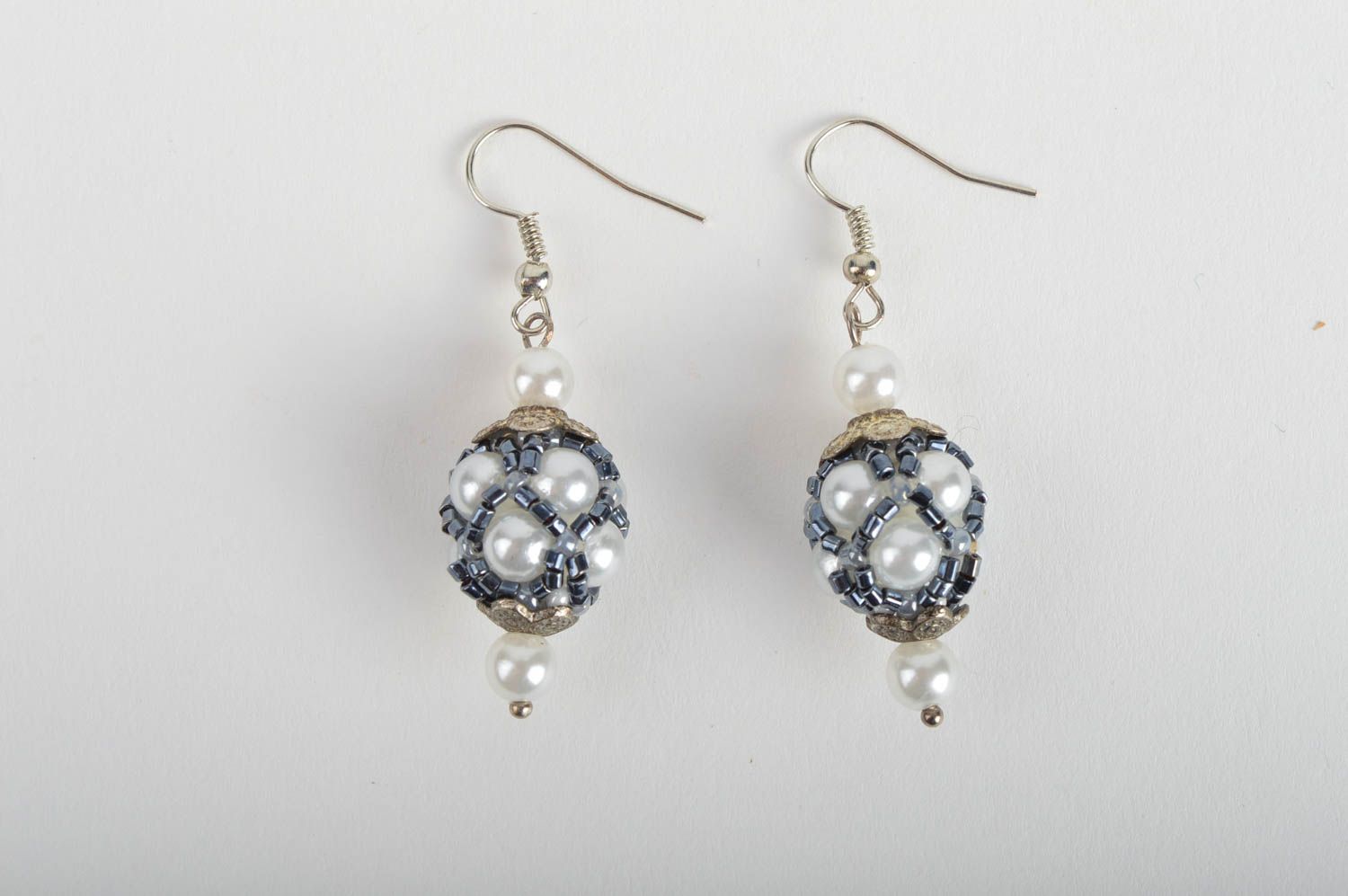 Handmade künstlerische Ohrringe aus Glasperlen und weißen Perlen für Damen  foto 2