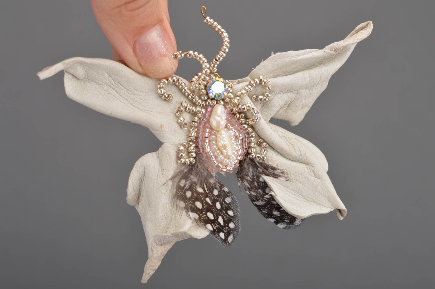Broche blanche en cuir plumes perles de rocaille grande faite main Papillon photo 5