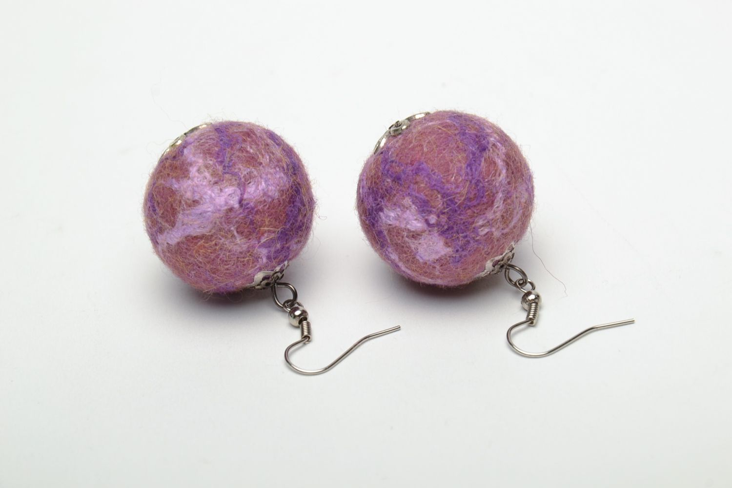 Boucles d'oreilles boules en laine feutrée violettes faites main photo 5