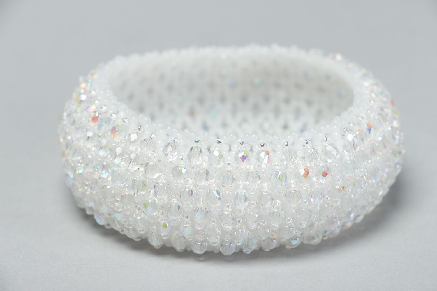 Bracelet en perles de rocaille et perles fantaisie large blanc fait main photo 1