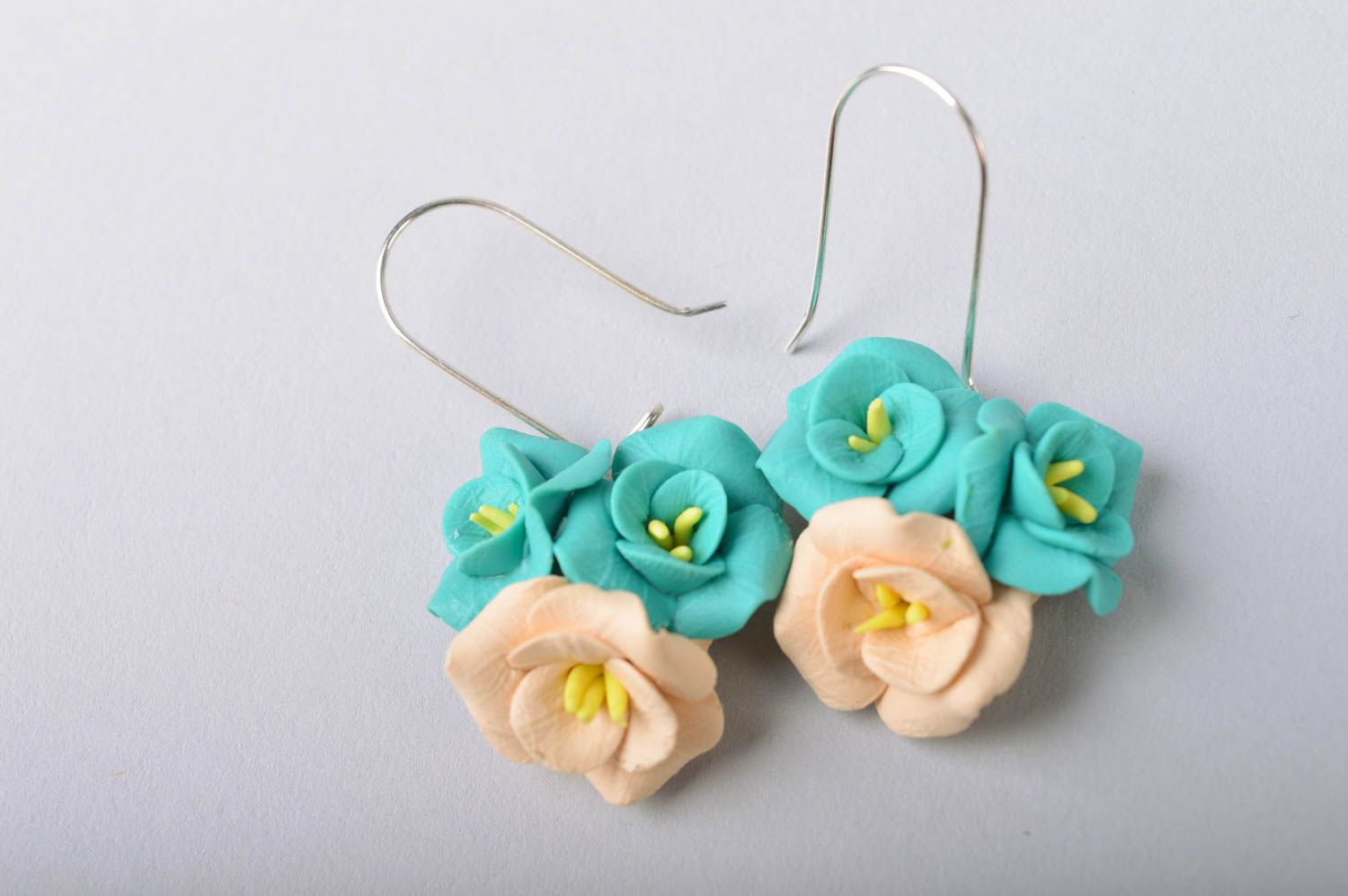 Handmade Schmucksachen Set aus kaltem Porzellan Ohrringe und Anhänger mit Blumen foto 4