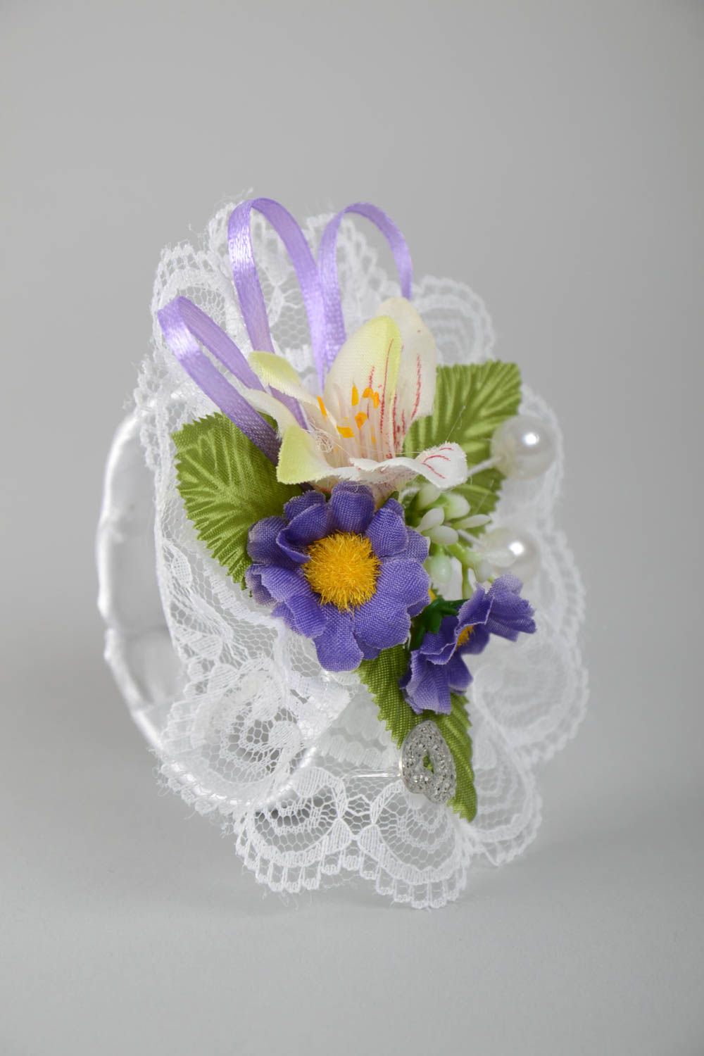 Boutonniere bella fatta a mano bracciale per testimone o sposo bianca con fiori foto 5