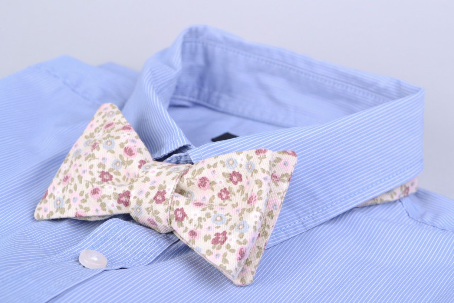 Handmade bow tie sewn of American cotton with lilac flower pattern unisex photo 1