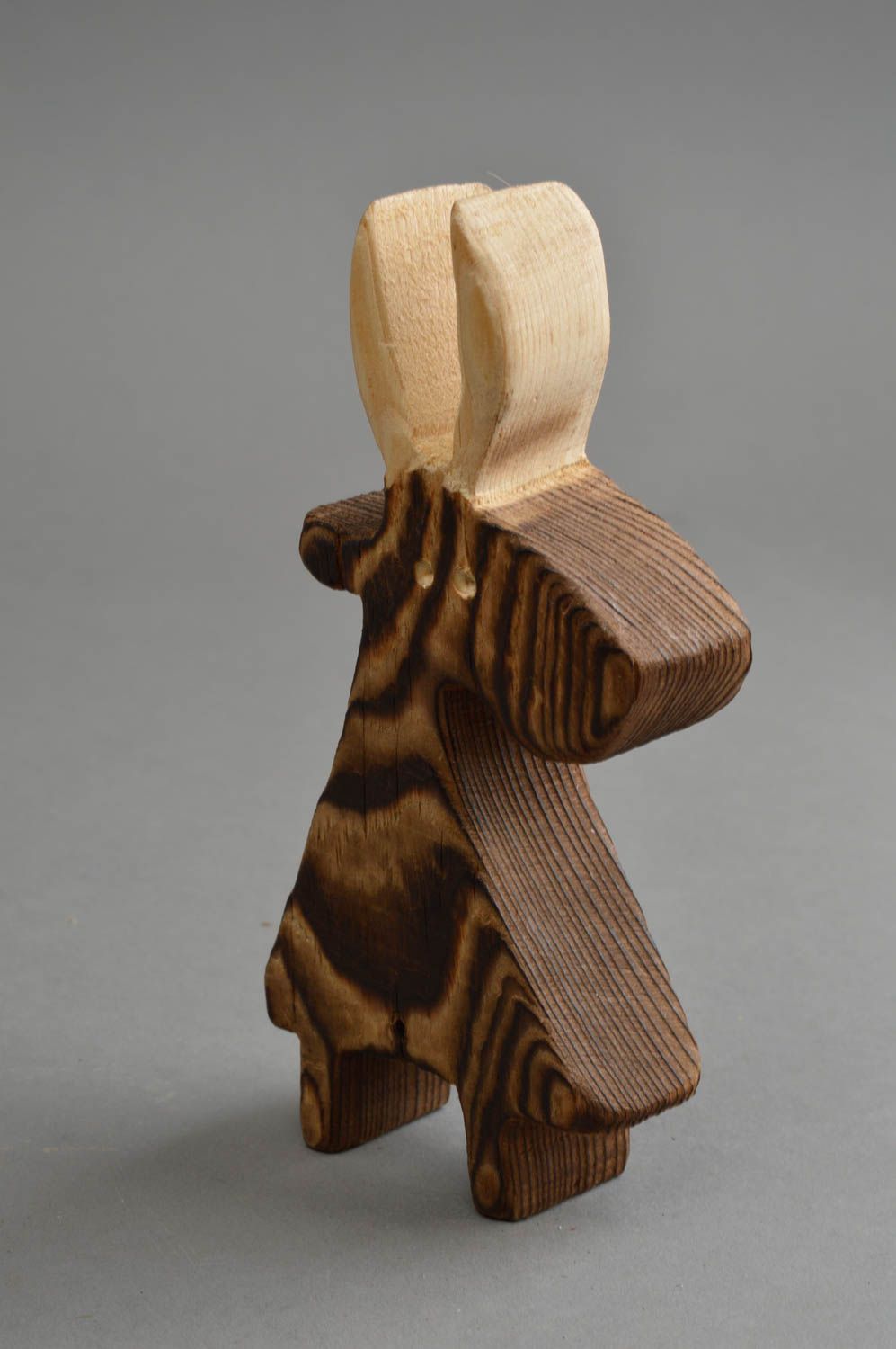 Figurine chèvre en bois de pin faite main marron écologique design original photo 3