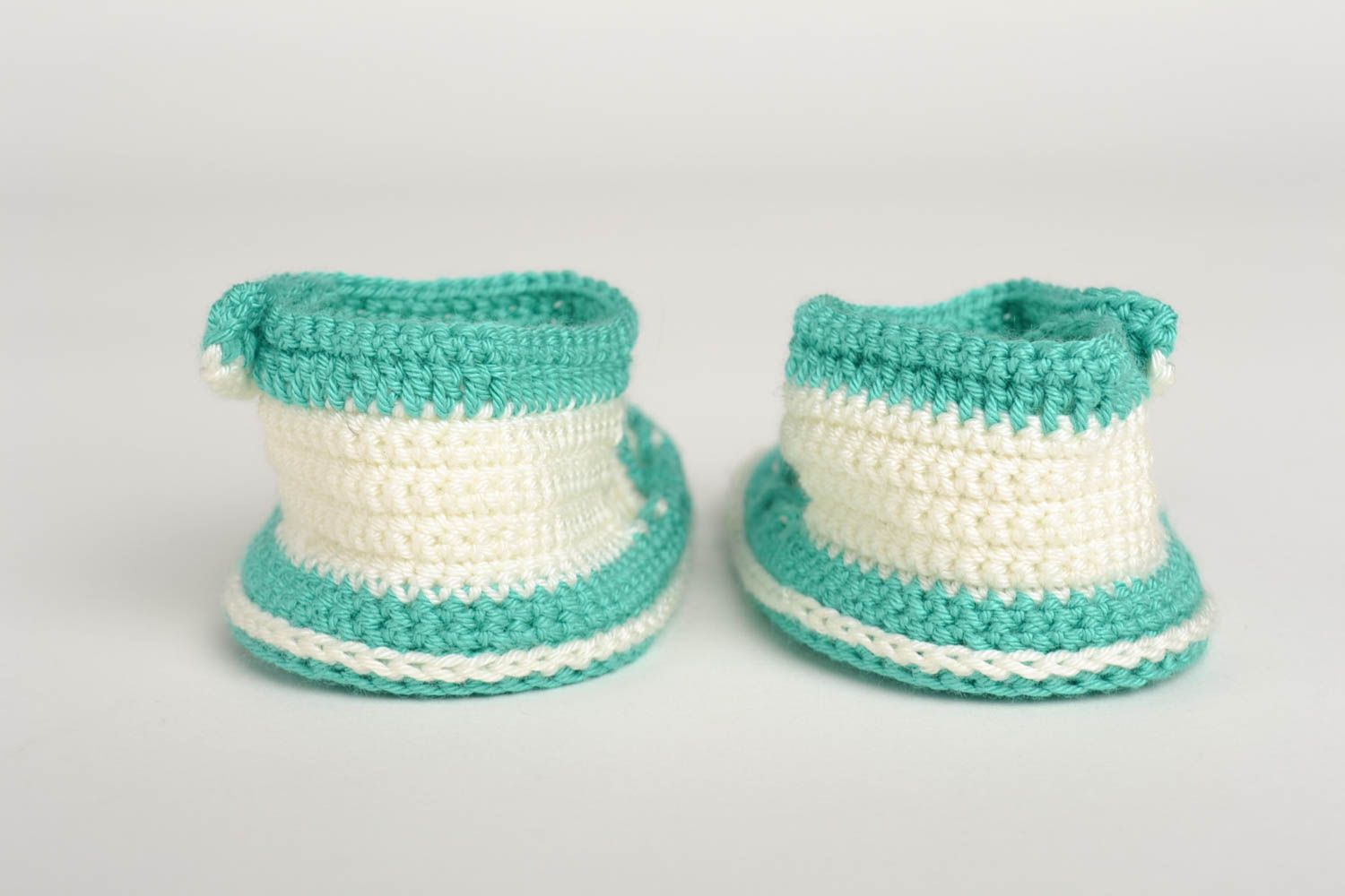 Chaussons bébé fait main tricotés au crochet blanc-turquoise Chaussures bébé photo 2