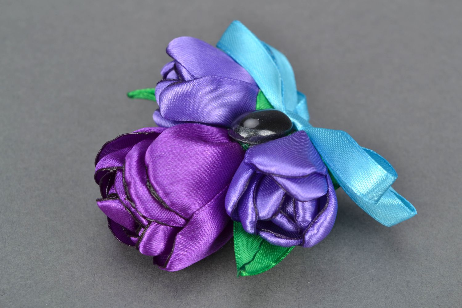 Broche de tela de raso delicado con forma de flor foto 1
