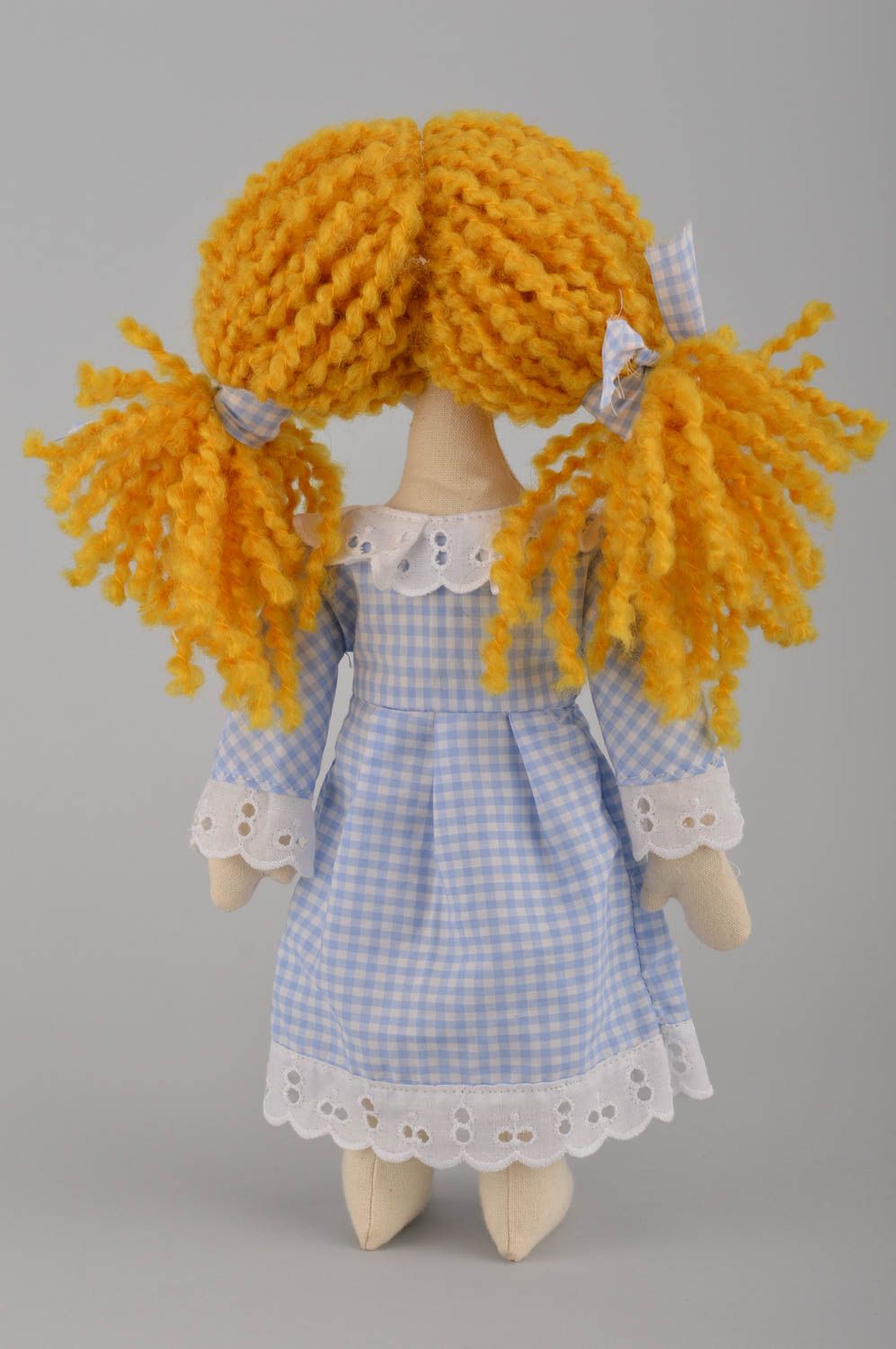 Lustige schöne künstlerische Puppe aus Stoff im Kleid für Dekor Handarbeit foto 5