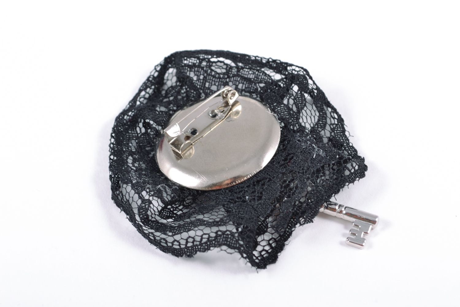 Broche en tissu de dentelle noire avec camée et clé faite main pour femme photo 3