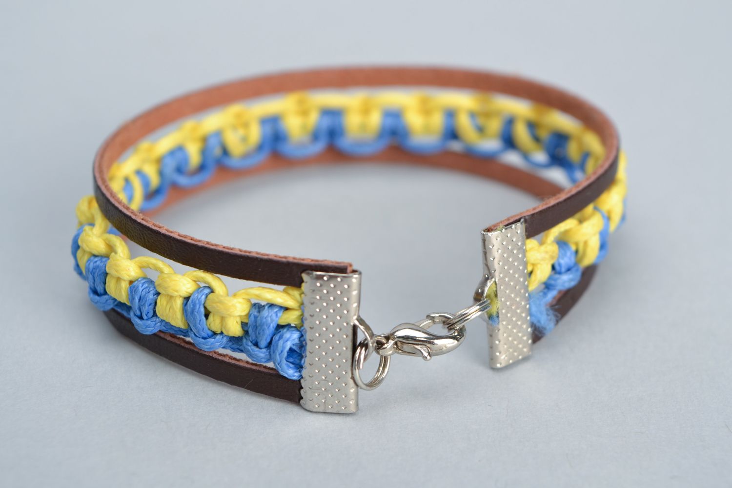 Gelb blaues Armband aus Leder und gewachster Schnur foto 4