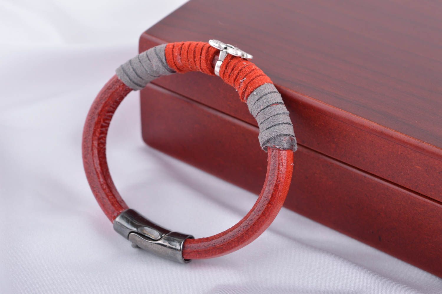 Bracelet rouge Bijou fait main cuir daim métal Cadeau pour femme original photo 1