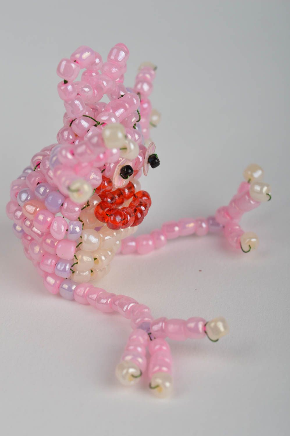 Смешная игрушка на палец в виде лягушки из бисера розовая ручной работы фото 3