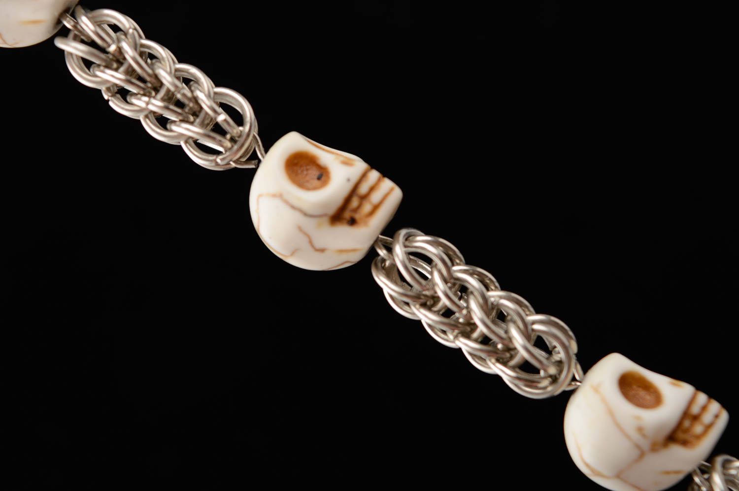 Bracelet métallique fait main original décoré des perles en forme de crânes photo 5
