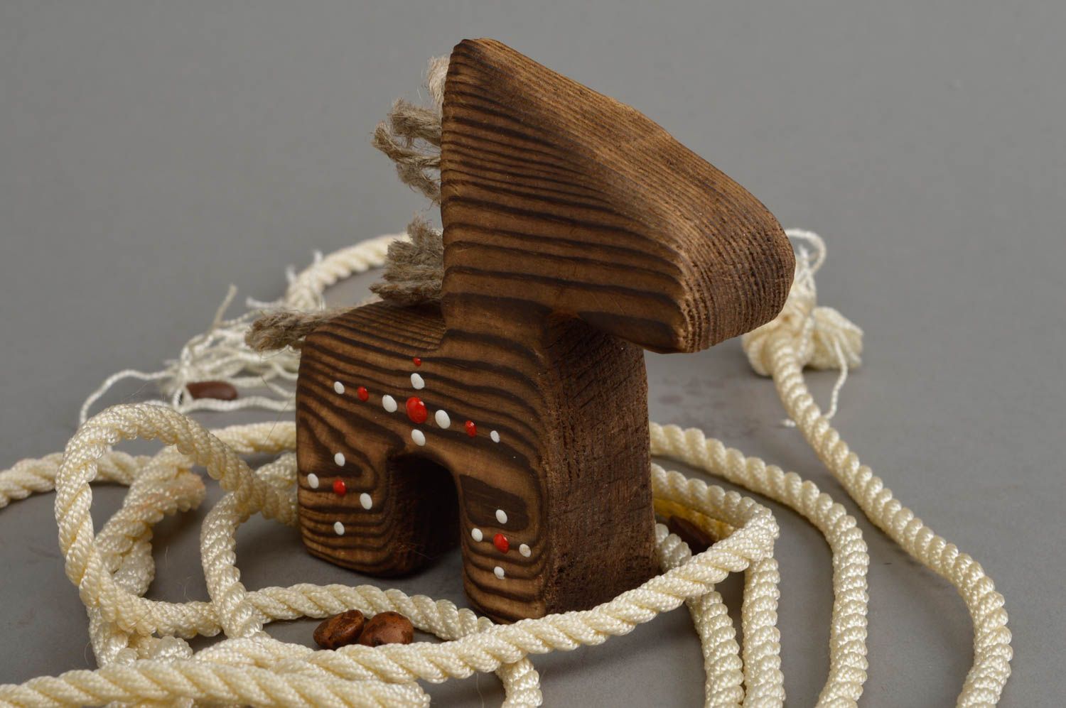 Figurine cheval en bois de pin et cordons de lin faite main marron design photo 1