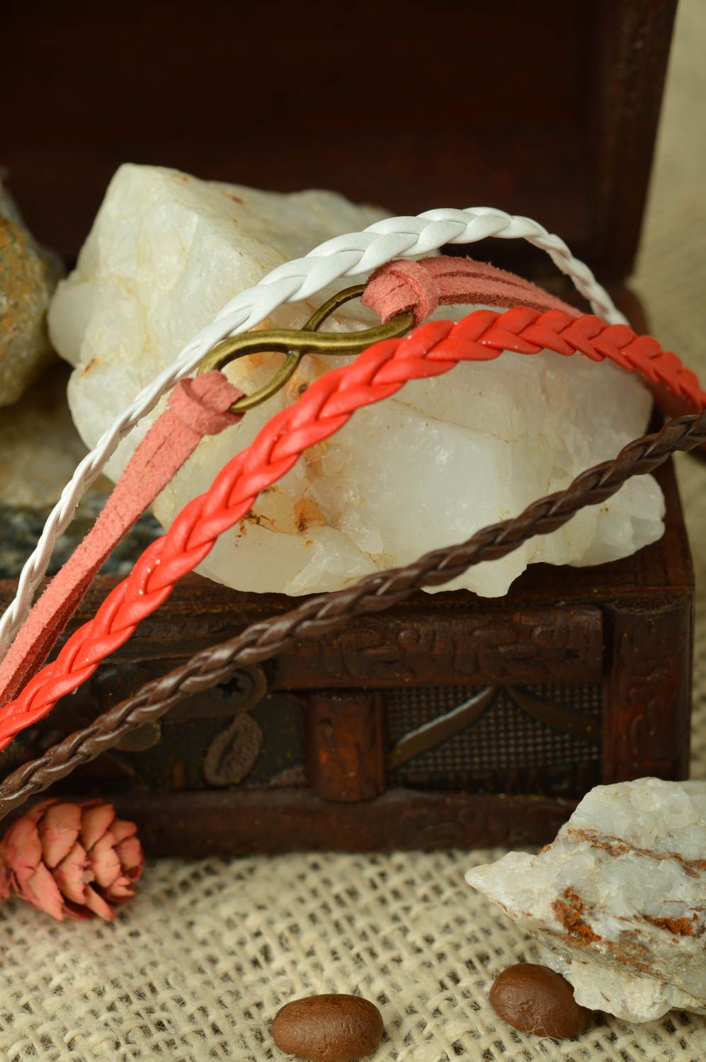 Handmade mehrreihiges Armband aus Wildleder Damen Schmuck rot rosa weiß braun foto 1