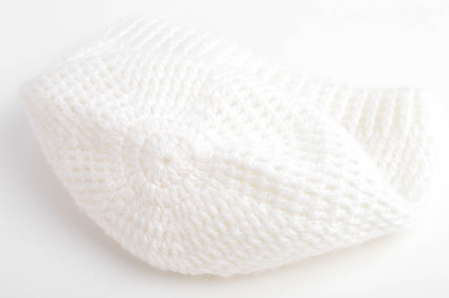 Белая зимняя шапка ручной работы вязаная крючком для девочки с цветочком фото 4