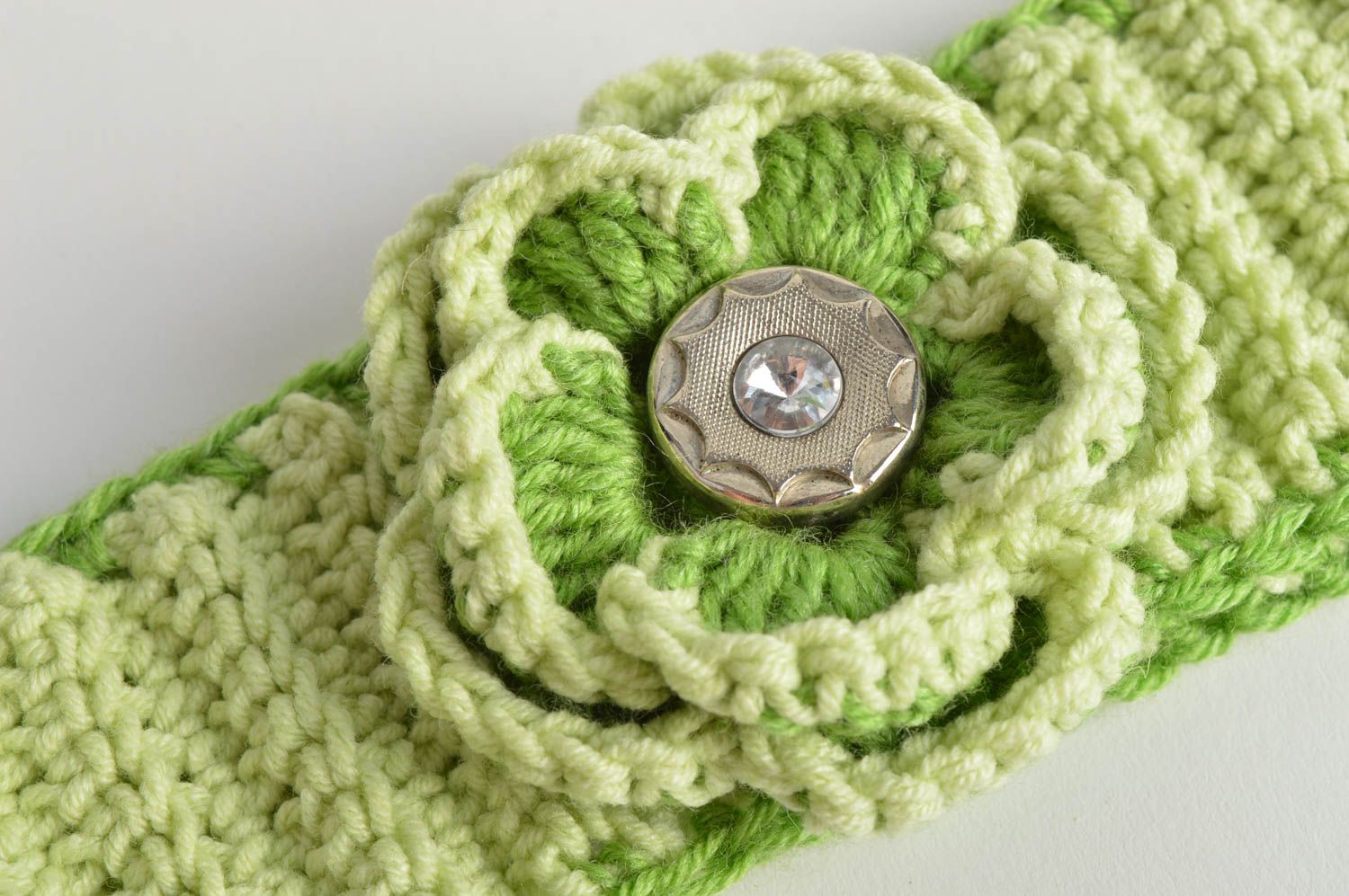 Bandeau tricoté au crochet pour enfant fait main vert clair avec fleur original photo 4