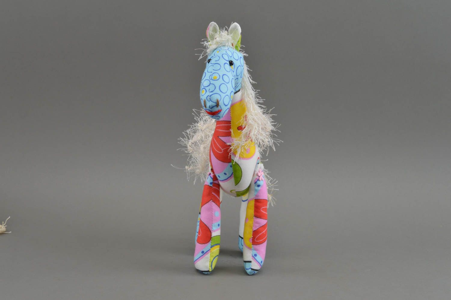 Тканевая игрушка в виде лошадки разноцветная красивая небольшая ручной работы фото 2